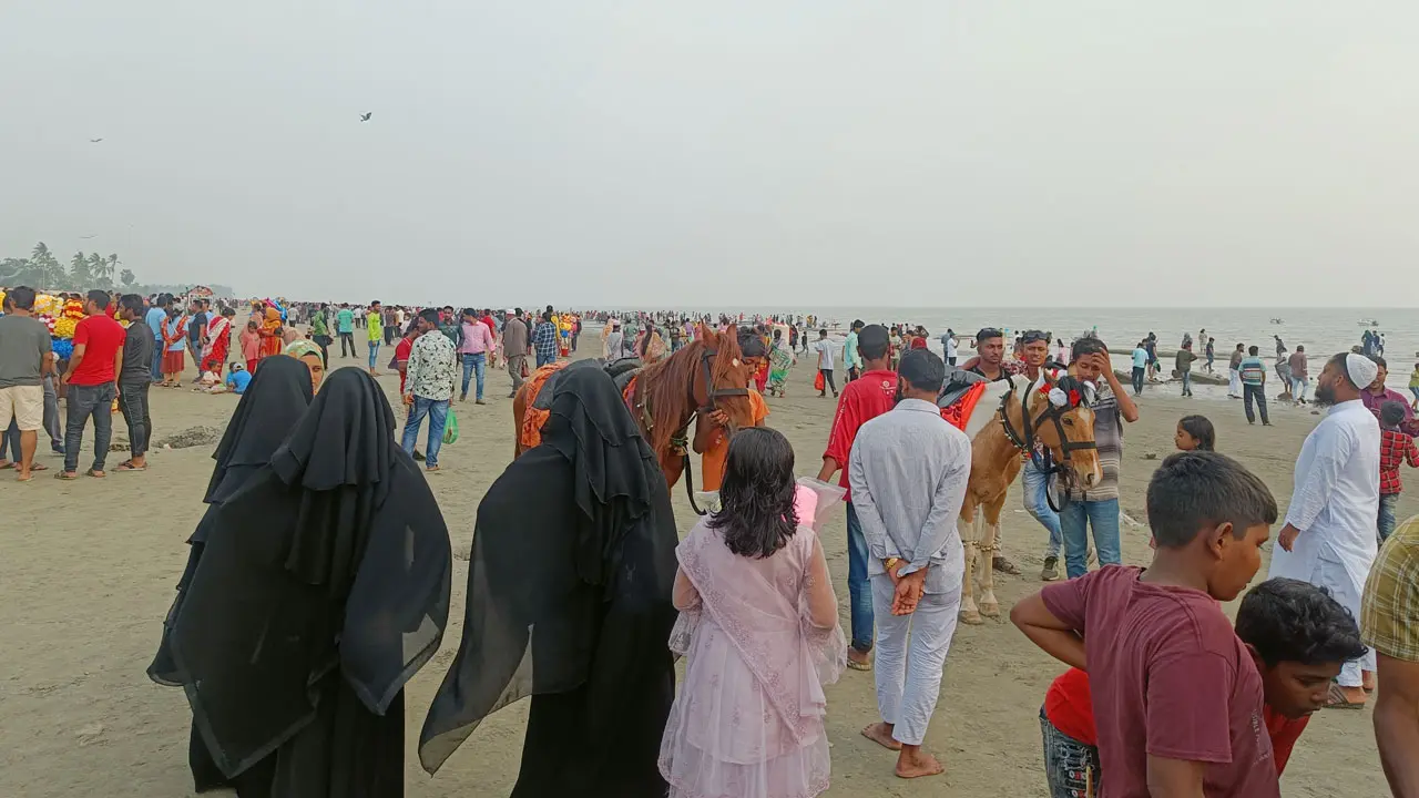 কুয়াকাটার দর্শনীয় স্থানগুলোতে পর্যটকের ভিড়