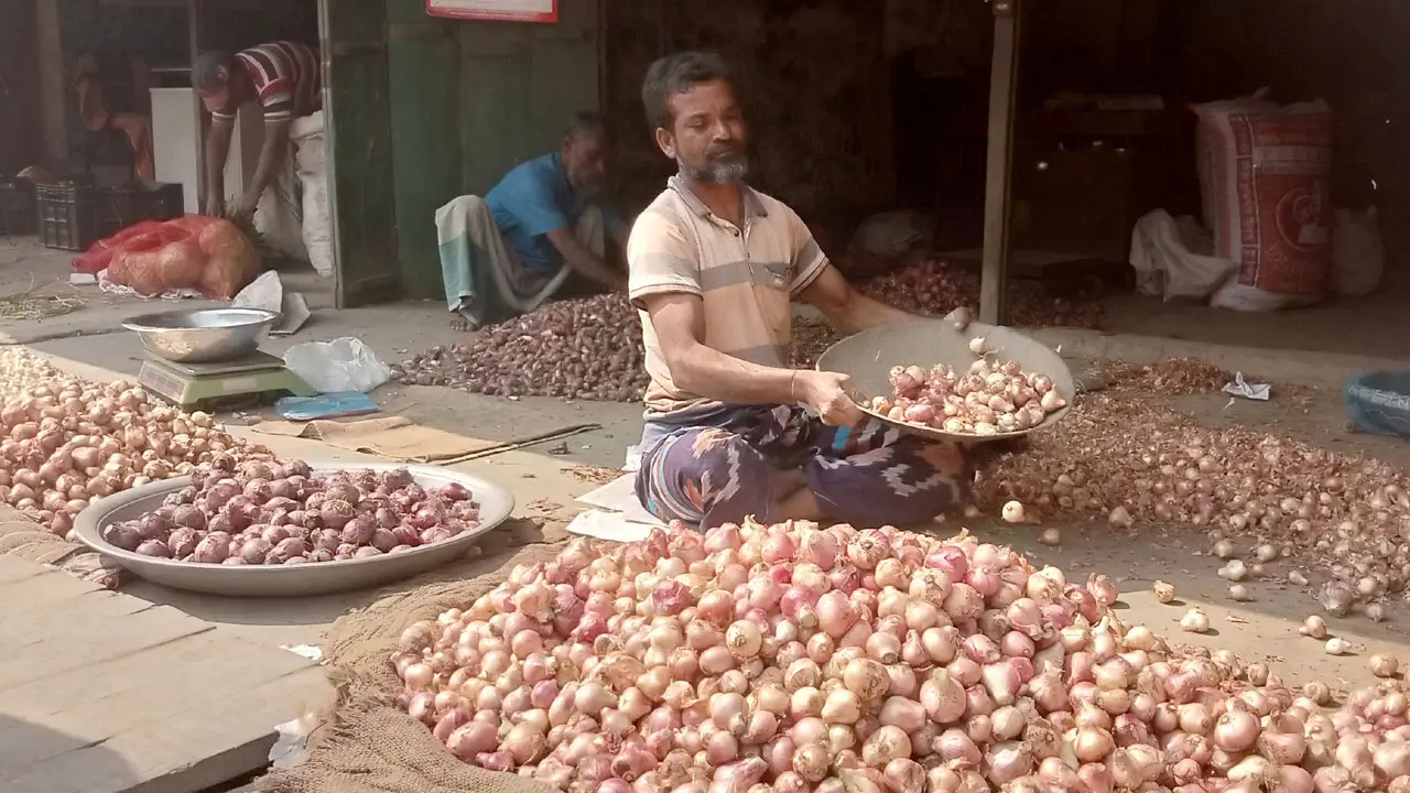 কুষ্টিয়ায় দুই দিনে পেঁয়াজের দাম বেড়েছে ৪০ টাকা