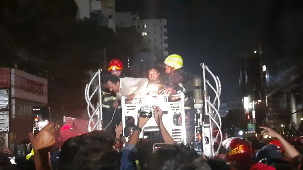 বেইলি রোডে আগুন : ১৫ জনকে জীবিত উদ্ধার 
