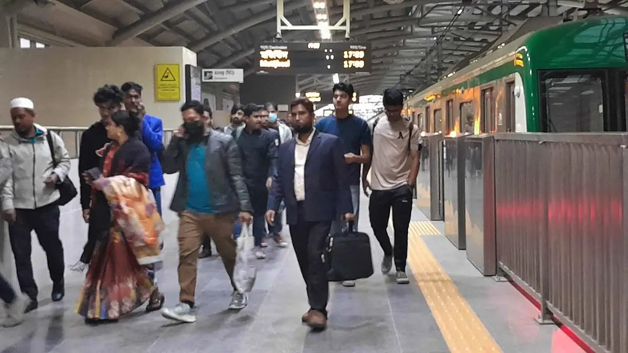‘আজ প্রথম দেখলাম মেট্রোরেলও সিগনালে আটকে থাকে’