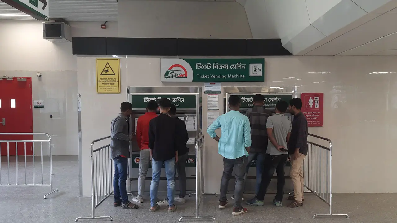 ছুটির দিনে ফাঁকা মেট্রোরেল