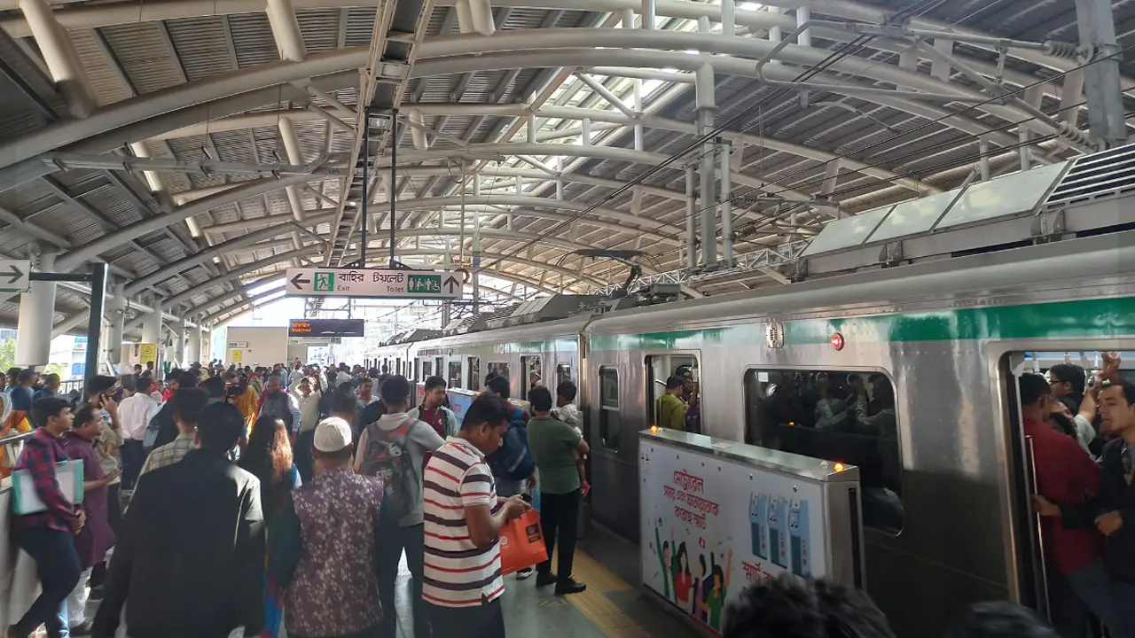 মেট্রোরেলের দরজায় সমস্যা, চলাচল বন্ধ