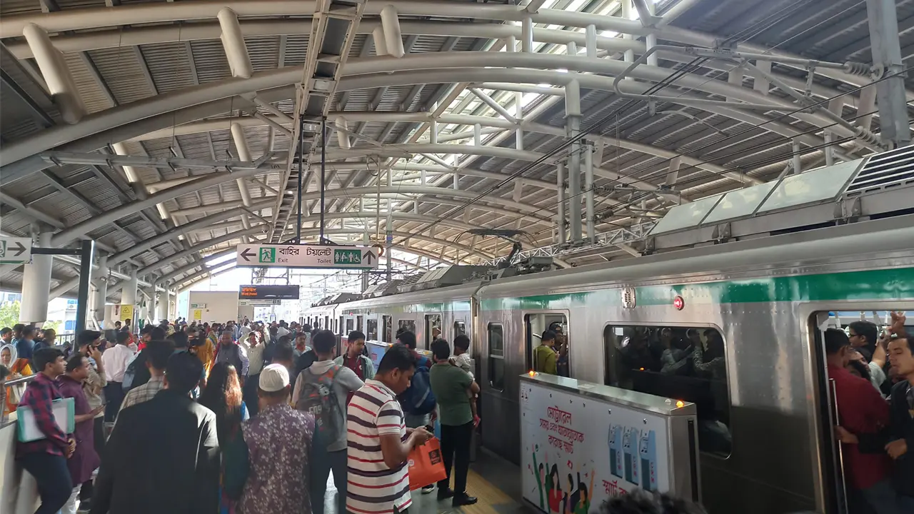 যথাসময়ে মেট্রোরেল চলার নিশ্চয়তা চান যাত্রীরা