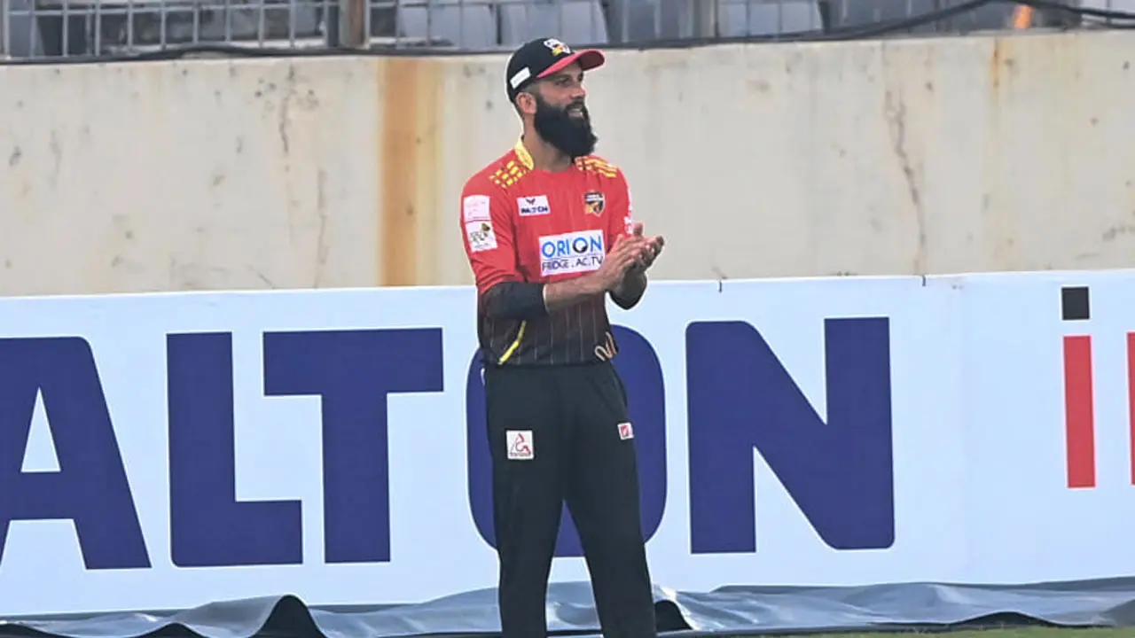 রাতে পৌঁছে দিনে খেলতে নেমেই মঈন আলির হ্যাটট্রিক