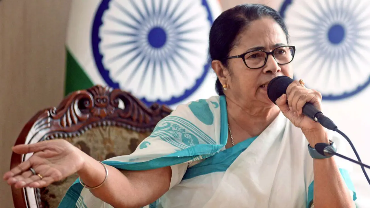 মমতার কড়া জবাব, এবার মুসলিম অফিসারকে পাকিস্তানি বলে দেবেন?