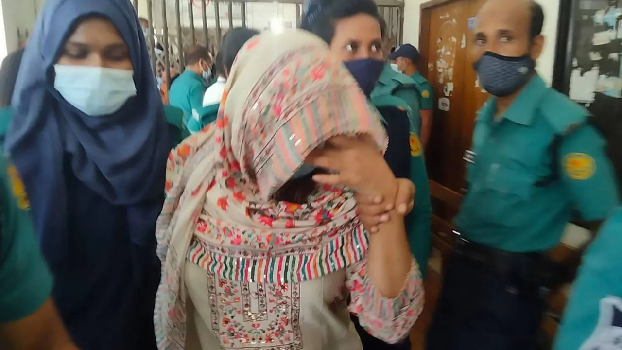 মাদক ও ব্ল্যাক মেইলিং : মডেল মৌকে আত্মসমর্পণের নির্দেশ