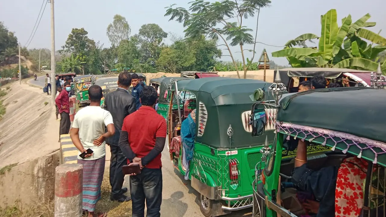 আশ্রয়কেন্দ্র থেকে বাড়ি ফিরছেন ঘুমধুম সীমান্তের বাসিন্দারা