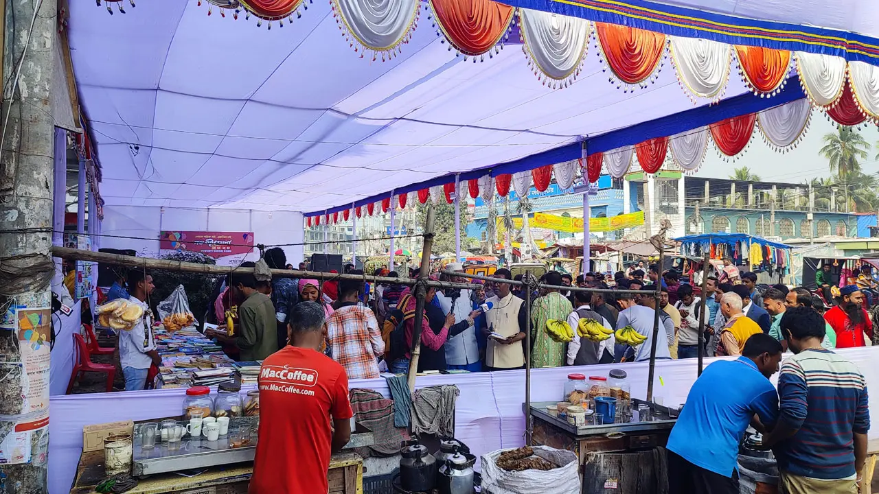 চা-আড্ডার জায়গায় পথ বইমেলা, লেখক-পাঠকদের মিলনমেলা