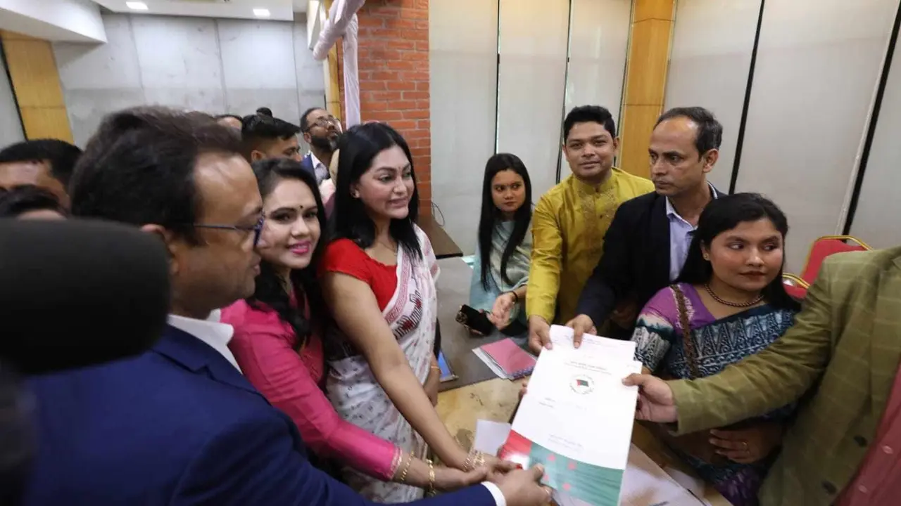 সংরক্ষিত নারী আসনে আ.লীগের মনোনয়ন ফরম নিলেন নায়িকা নিপুণ
