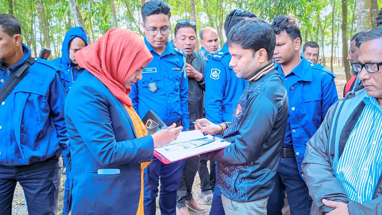 নওগাঁ-২ আসনের নৌকা প্রার্থীর প্রতিনিধিকে জরিমানা