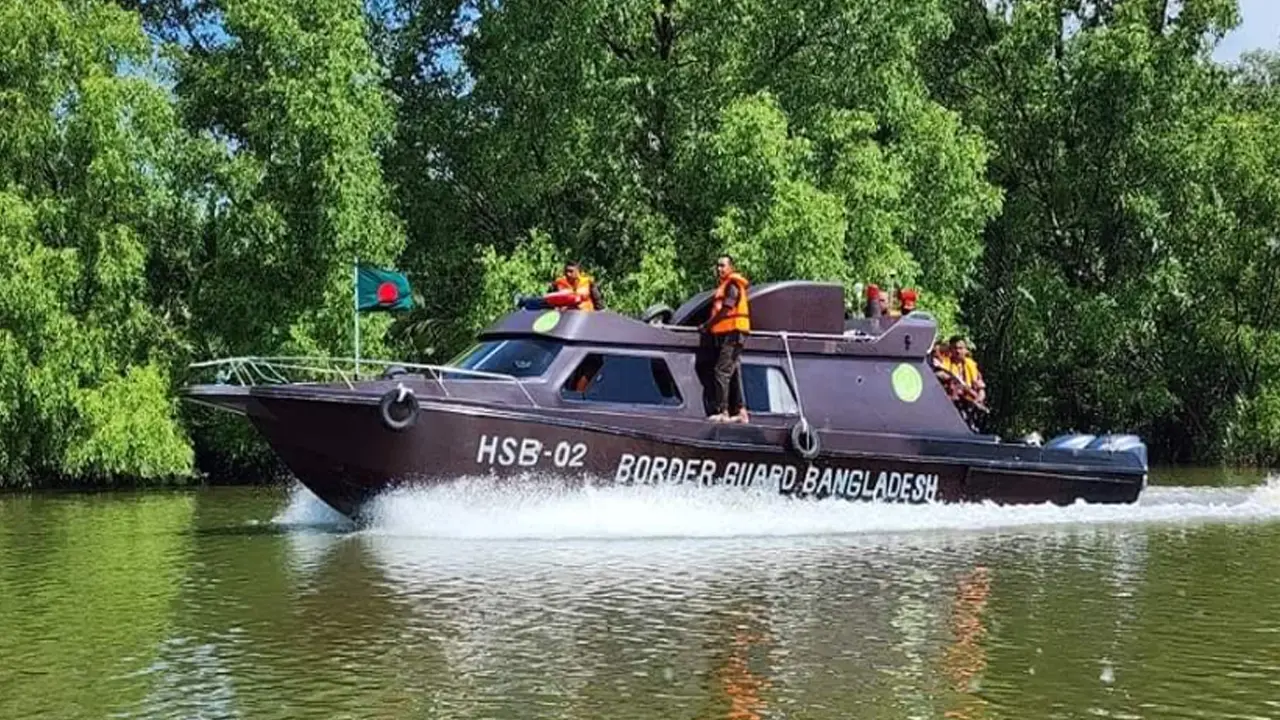 নাফ নদী পাড়ি দেওয়ার অপেক্ষায় শত শত রোহিঙ্গা