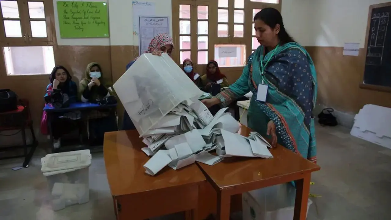 পাকিস্তানে ফল ঘোষণা শুরু, এগিয়ে ইমরানের দলের স্বতন্ত্ররা