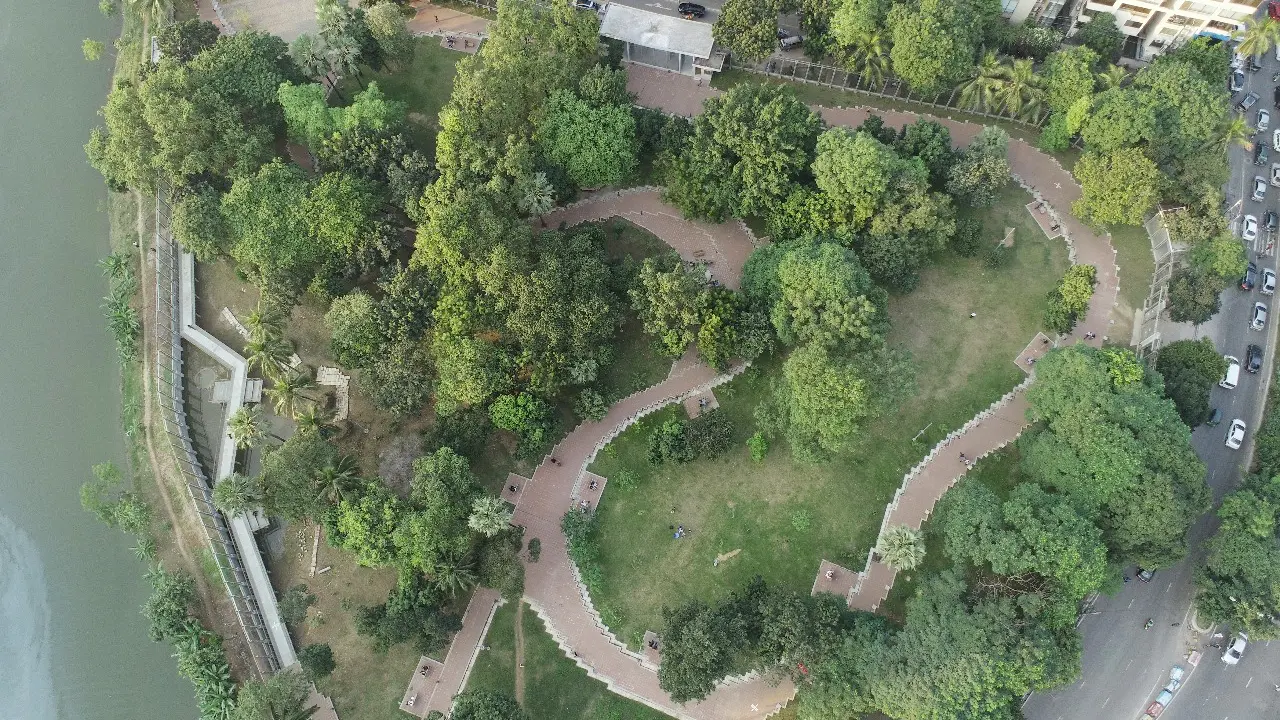 শহরের বুকে স্বচ্ছ দেয়ালে ঘেরা শব্দহীন পার্ক