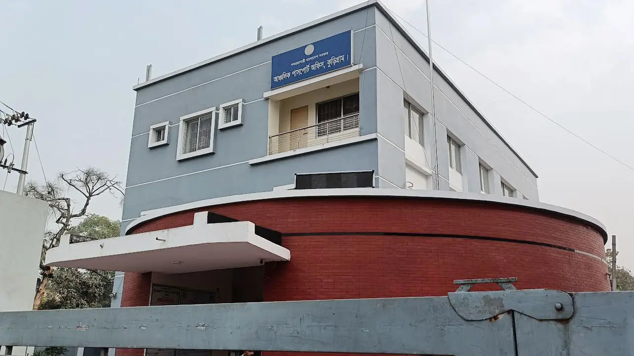 পাসপোর্ট করতে আসা লোকজনকে ভেতরে ঢুকতে দেন না দালালরা