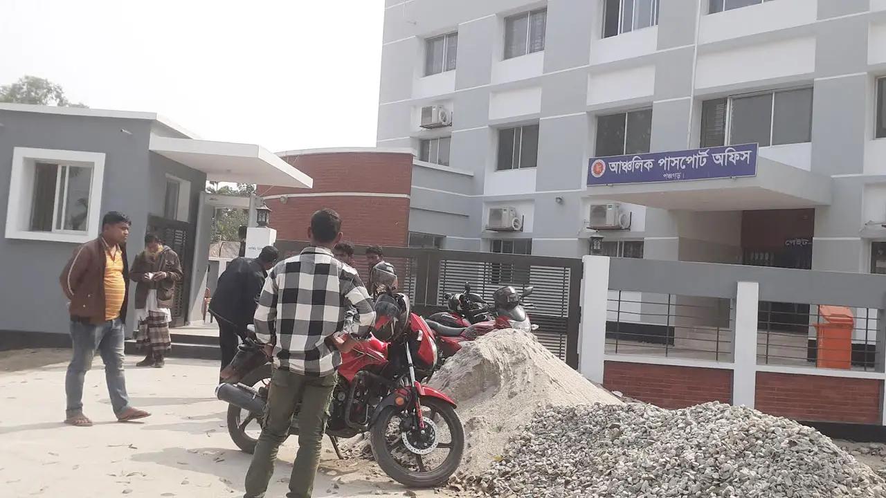 পঞ্চগড় পাসপোর্ট অফিসে দালাল ধরলেই সব সমাধান
