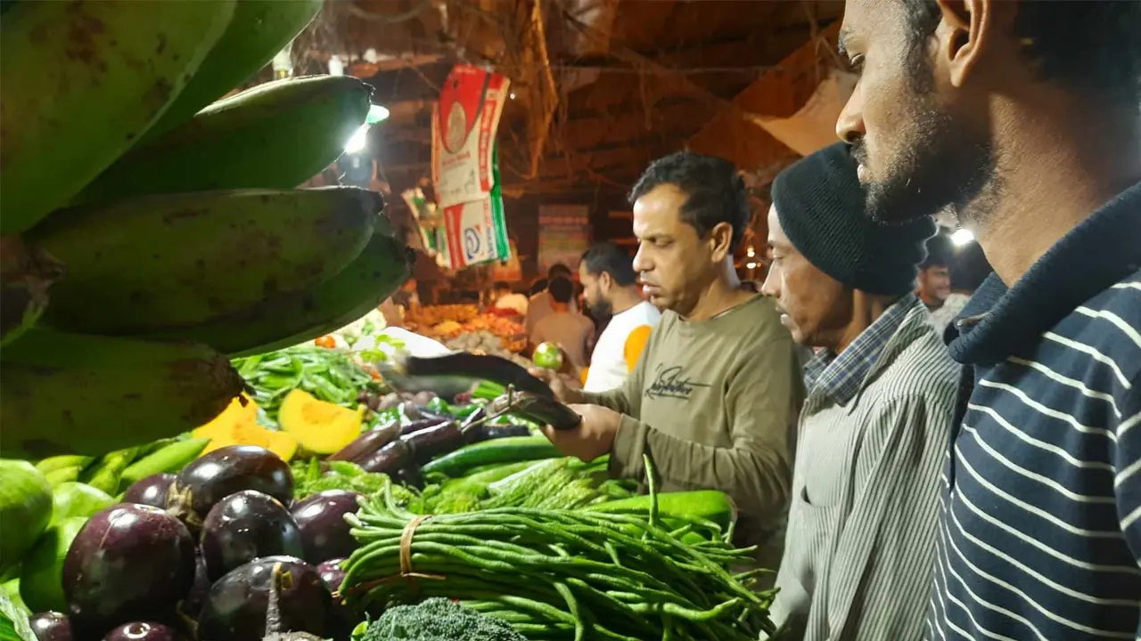 ভরা মৌসুমেও বাজারে ৫০ টাকার নিচে সবজি নেই