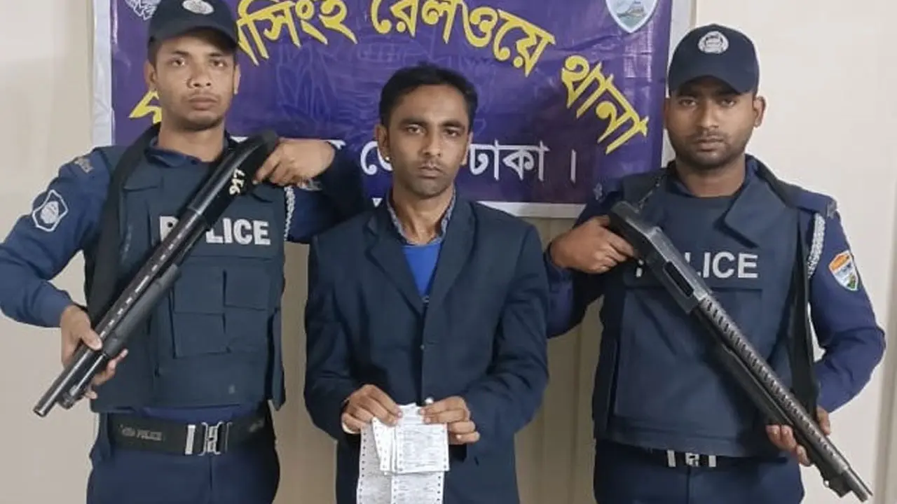 যাত্রীদের এনআইডি নিয়ে টিকিট কালোবাজারি করতেন রেলের কর্মচারী