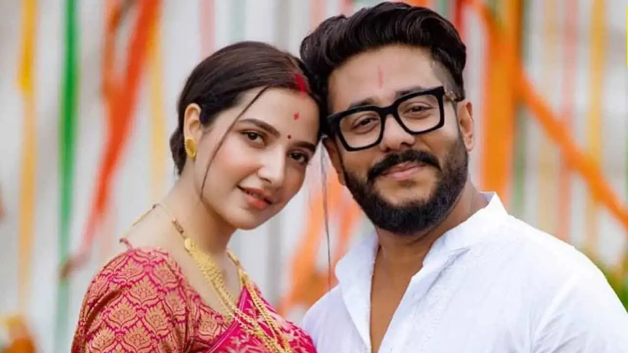 ৪৯ বছরে রাজ, কী উপহার দিলেন শুভশ্রী?