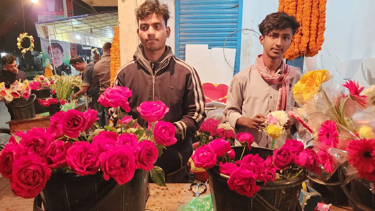 ‘ভালোবাসার’ এক গোলাপ ১০০ টাকা!
