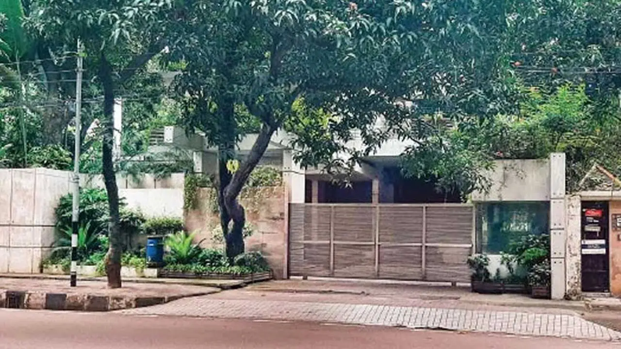 আসামি না হলেও হাতছাড়া হচ্ছে সালাম মুর্শেদীর বাড়ি