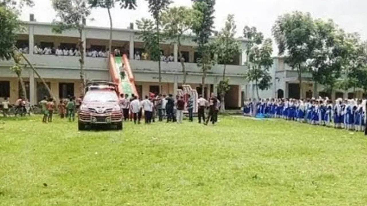 ৯ ছাত্রীর চুল কাটার ঘটনায় শিক্ষিকা বরখাস্ত 
