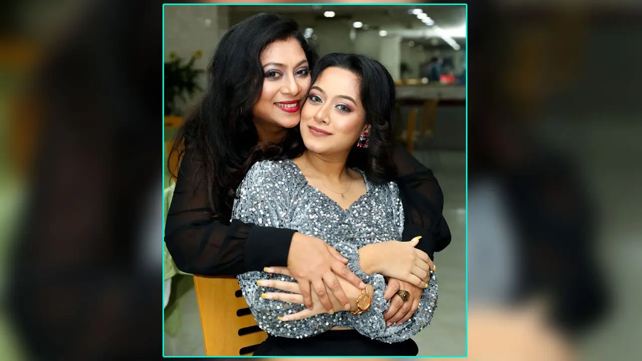 শাবনূরকে ‘মা’ মনে করেন দীঘি!