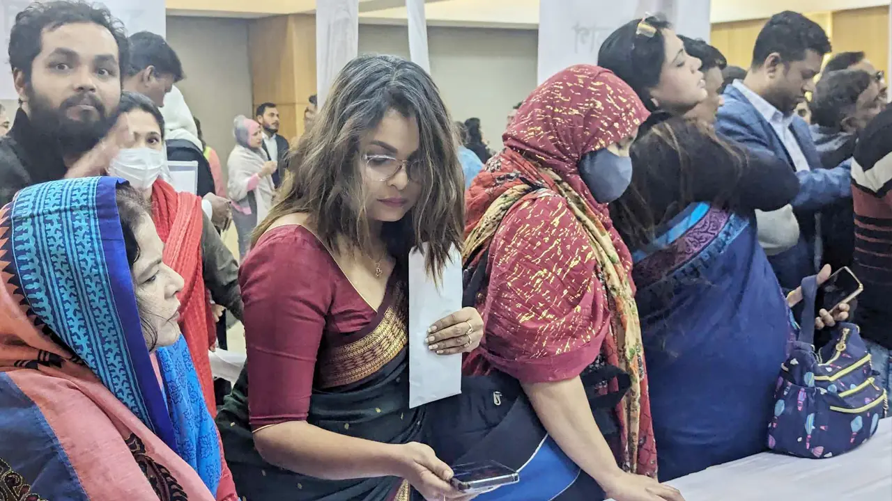 সংরক্ষিত আসনে মনোনয়ন ফরম কিনলেন শাওন