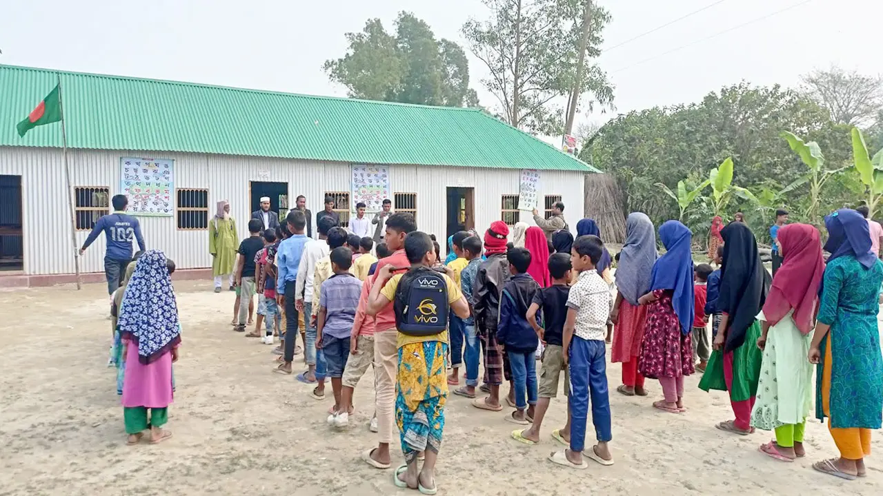 পদ্মার চরের শিশুদের জন্য শাহ আলমের স্বপ্নের বিদ্যালয়  