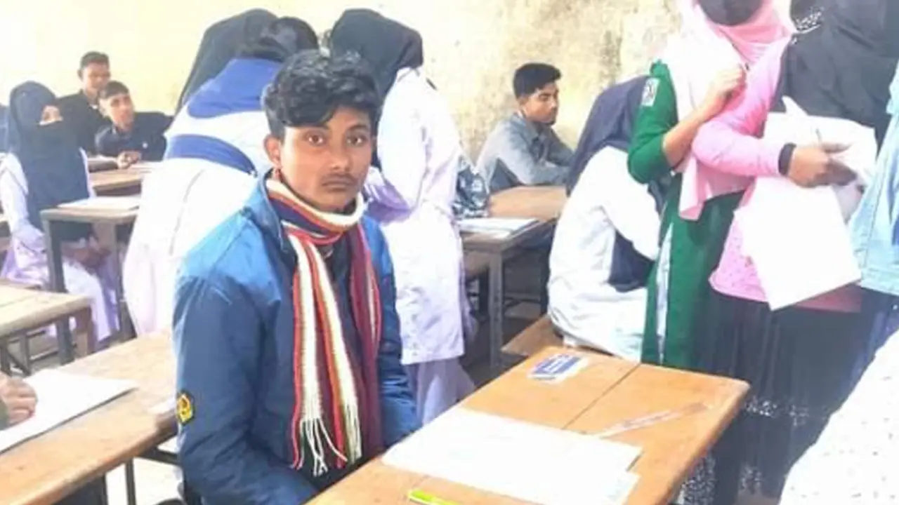 বাবার লাশ বাড়িতে রেখে পরীক্ষার হলে ছেলে