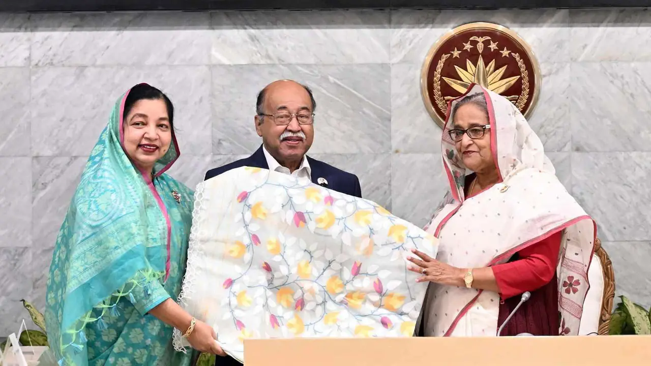 টাঙ্গাইল শাড়িসহ ৩ পণ্যের জিআই সনদ প্রধানমন্ত্রীর কাছে হস্তান্তর