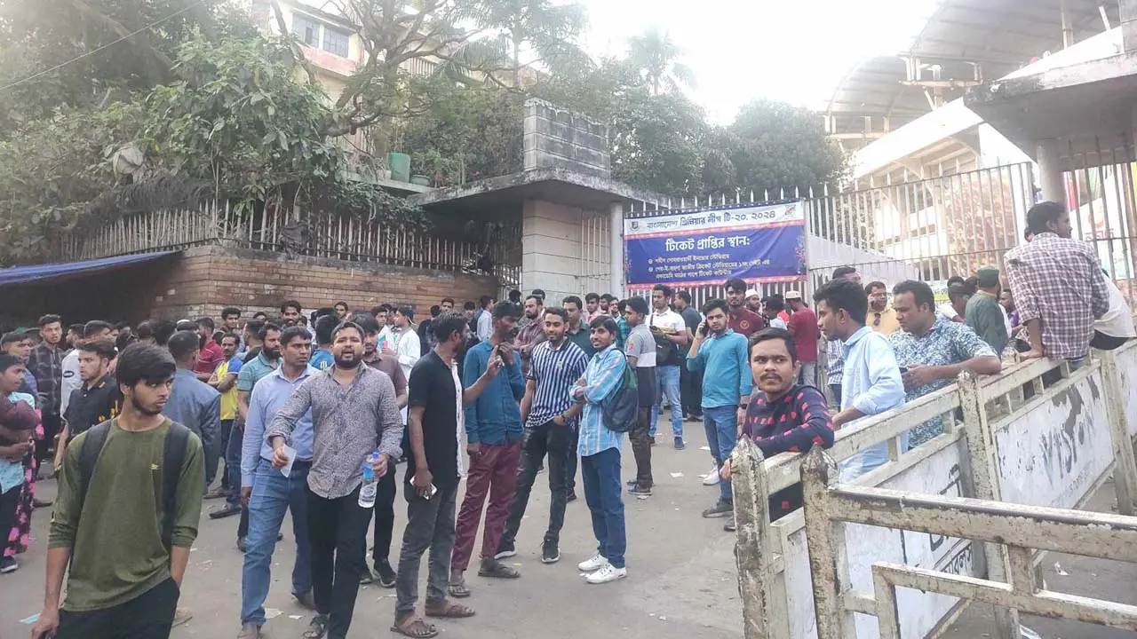 বিপিএলের টিকিট যেন সোনার হরিণ