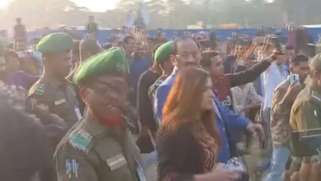 ‘ভুয়া ভুয়া’ স্লোগানে বাধ্য হয়ে বইমেলা ছাড়লেন মুশতাক-তিশা দম্পতি