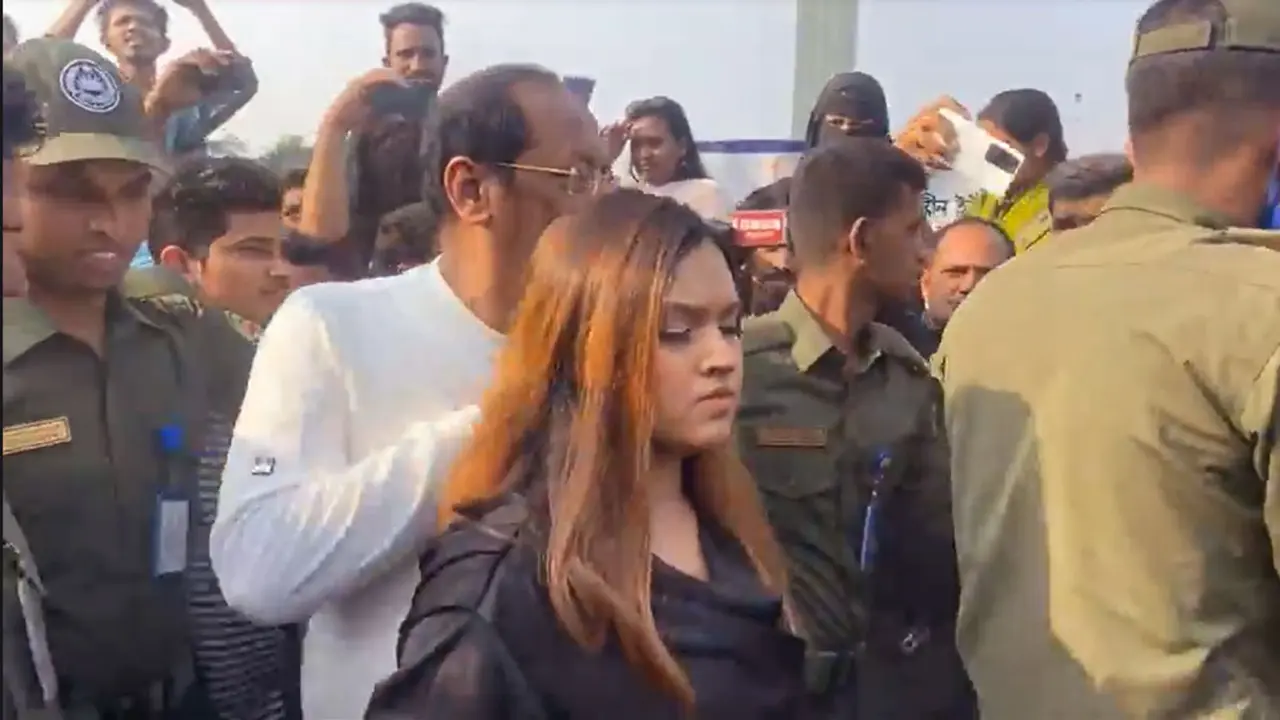তোপের মুখে আবারও বইমেলা ছাড়লেন মুশতাক-তিশা