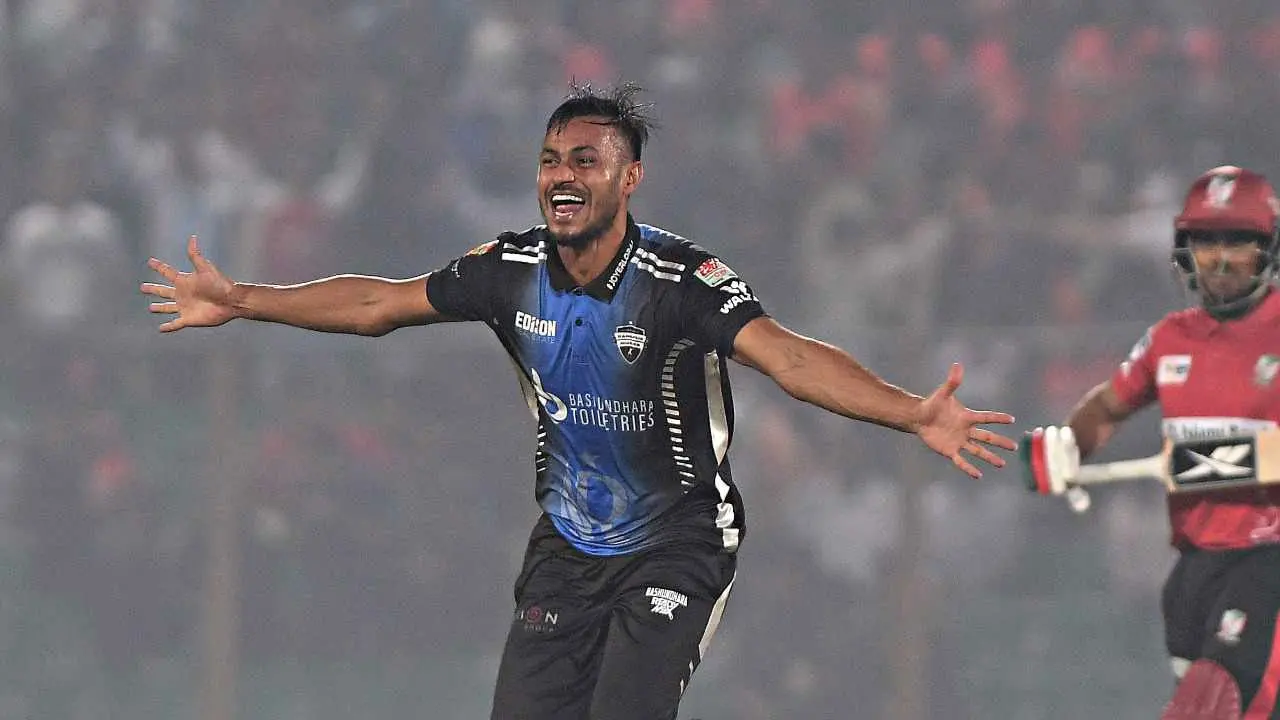 ১৩ বলে ৫ উইকেট নিয়ে রেকর্ড গড়লেন রনি