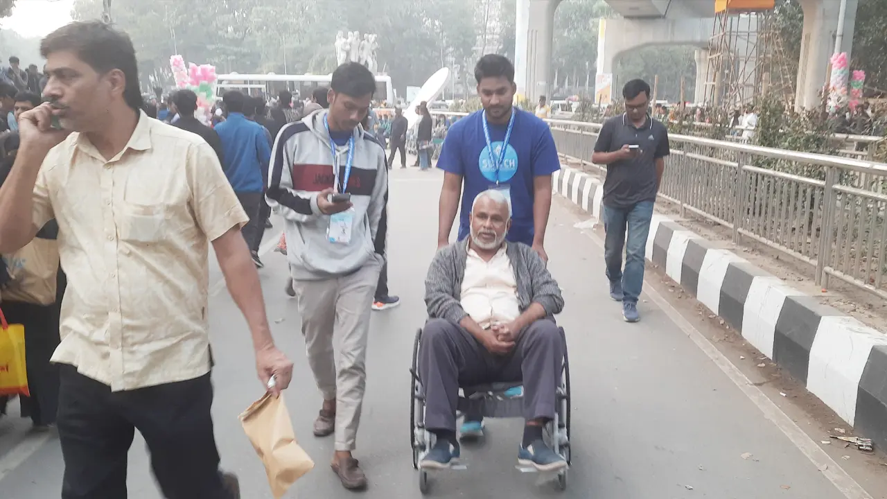 বইমেলায় বিনামূল্যে হুইলচেয়ার সেবা দিচ্ছেন তারা