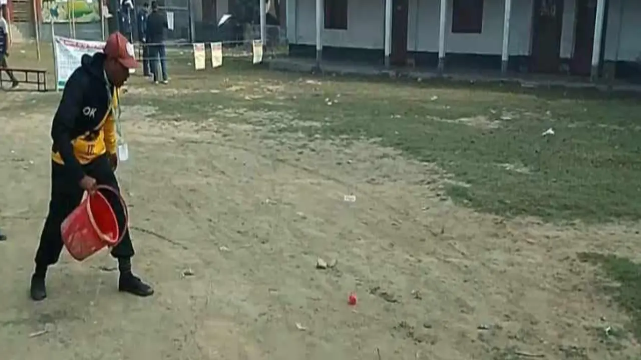 বগুড়ায় ভোটকেন্দ্রে কক‌টেল বি‌স্ফোরণ