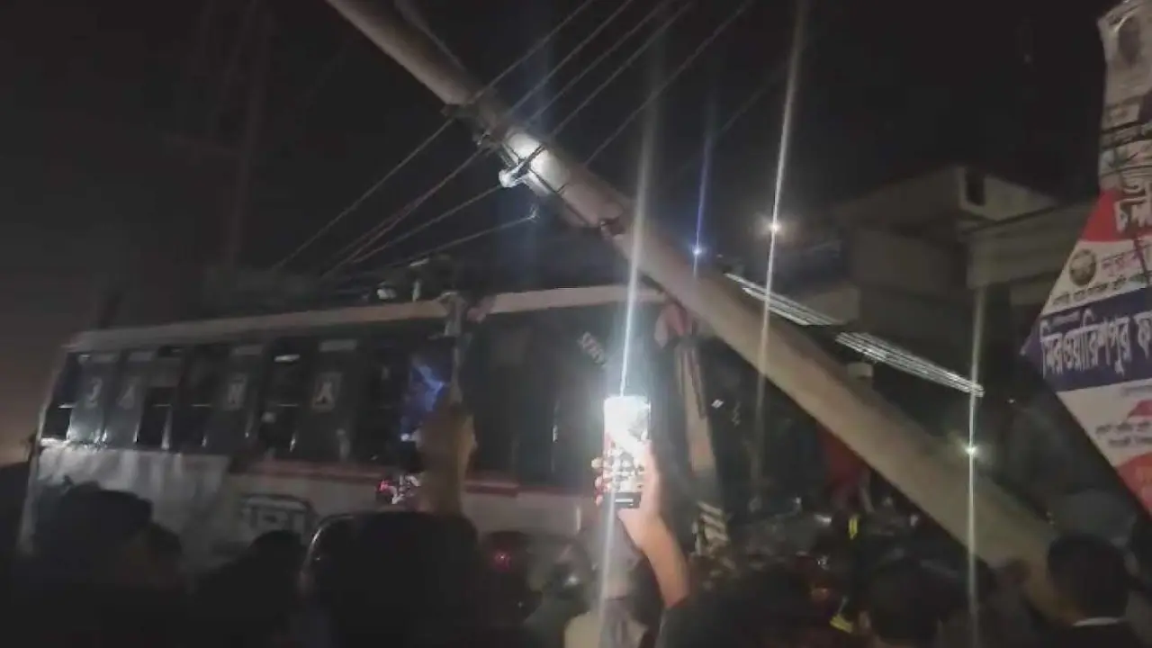 নিয়ন্ত্রণ হারিয়ে বাস ঢুকে পড়ল চায়ের দোকানে, আহত ৫