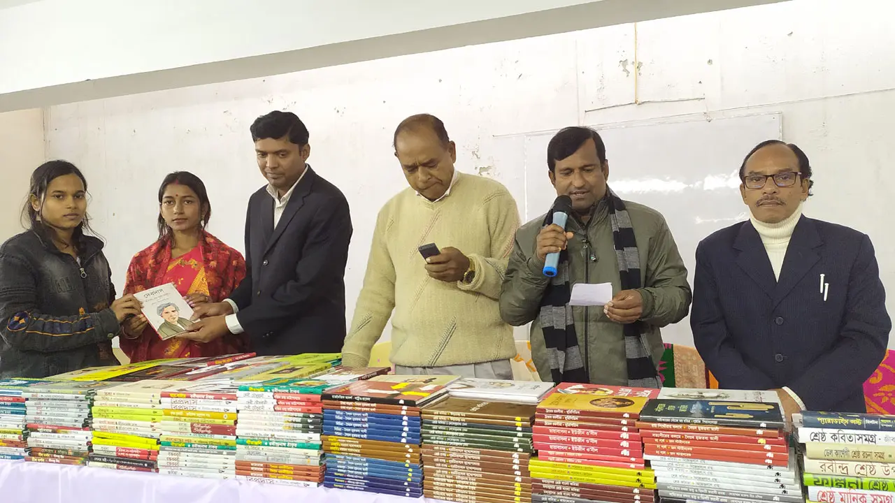 বিয়ের খরচ বাঁচিয়ে বই বিতরণ করলেন নবদম্পতি