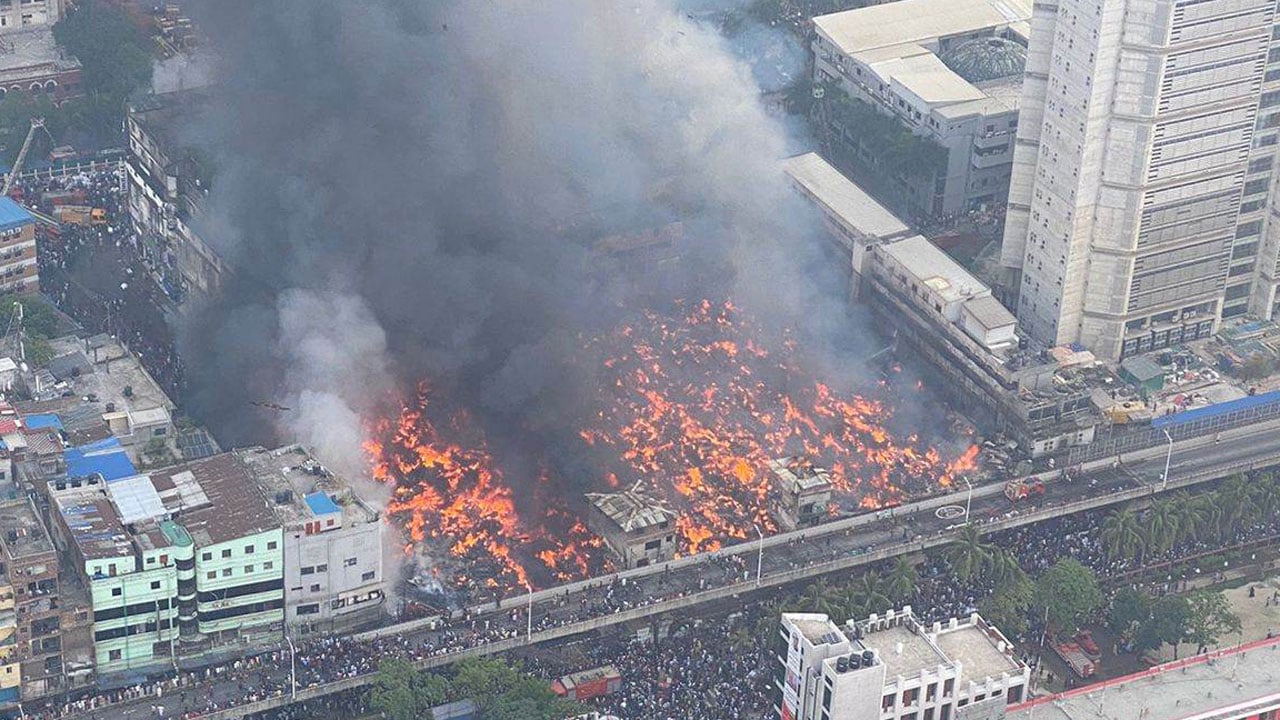 বঙ্গবাজারে আগুন: পুলিশের ওপর হামলা মামলার প্রতিবেদন ফের পেছাল
