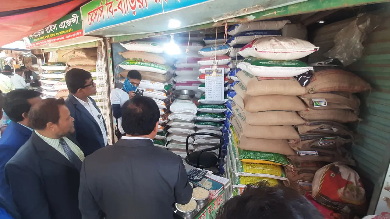 তদারকি দেখে দোকান খোলা রেখেই সটকে পড়লেন ব্যবসায়ীরা