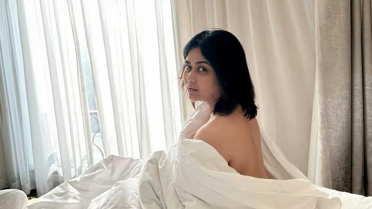 শীতের সকালে উষ্ণতা ছড়ালেন ভাবনা