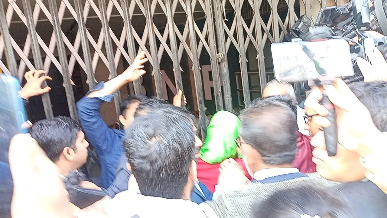 তালা ভেঙে কার্যালয়ে প্রবেশ করলেন বিএনপি নেতাকর্মীরা