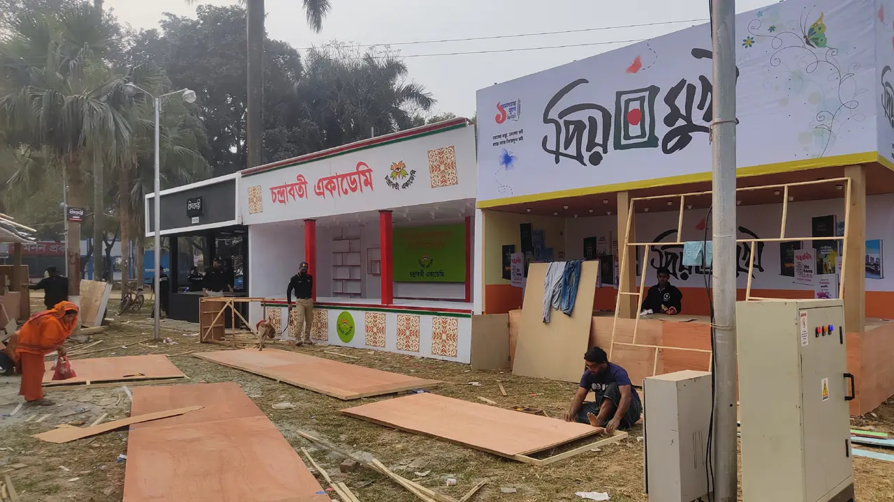 ঠুকঠাক শব্দ আর রঙের কাজের ব্যস্ততা সোহরাওয়ার্দীতে