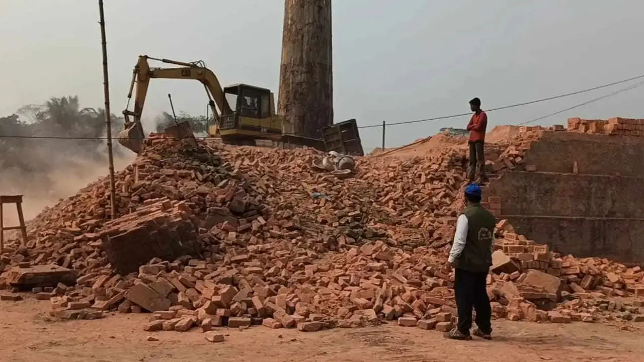 ছাড়পত্র না থাকায় দুই ইটভাটা গুঁড়িয়ে দিল প্রশাসন
