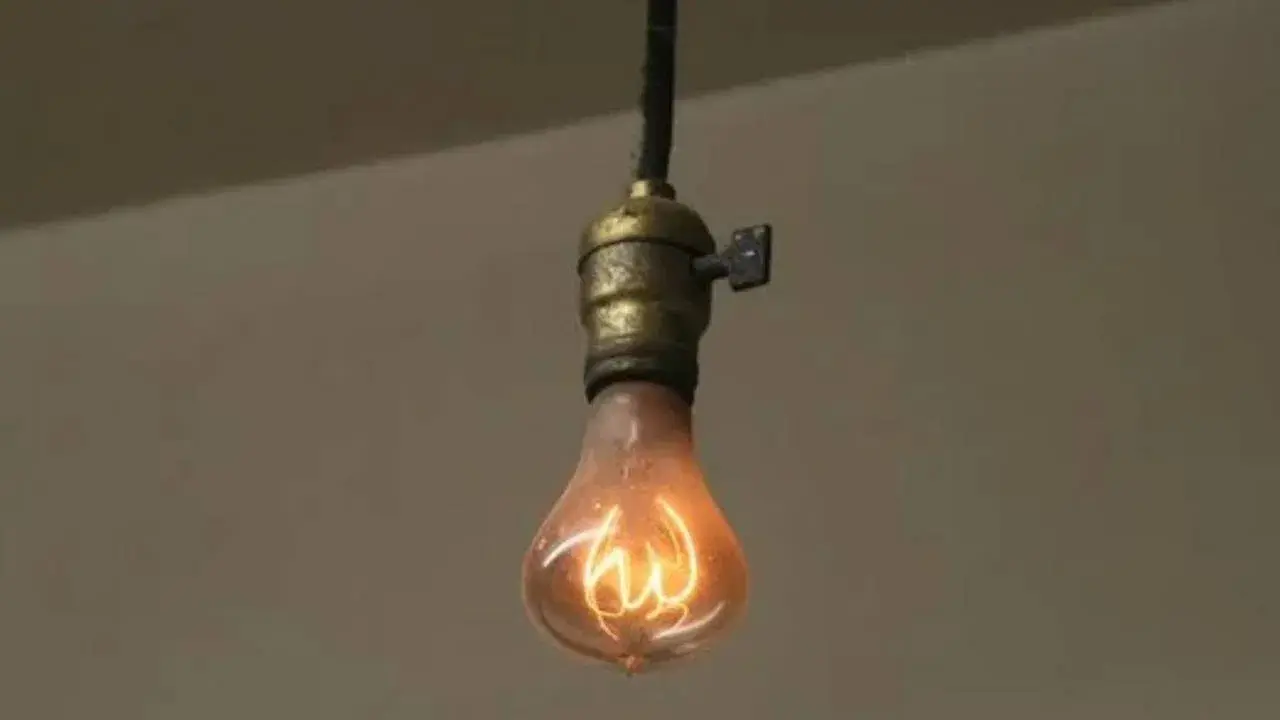 ১২৩ বছর ধরে জ্বলছে বিশ্বের প্রাচীনতম এই বাল্ব