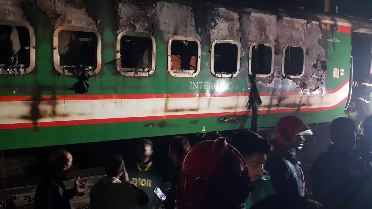 গোপীবাগে ট্রেনে আগুন : দগ্ধ আরও একজন শেখ হাসিনা বার্নে