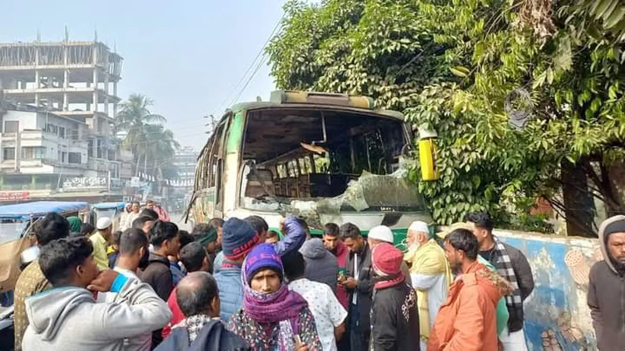 চাঁদপুরে দাঁড়িয়ে থাকা বাসে আগুন