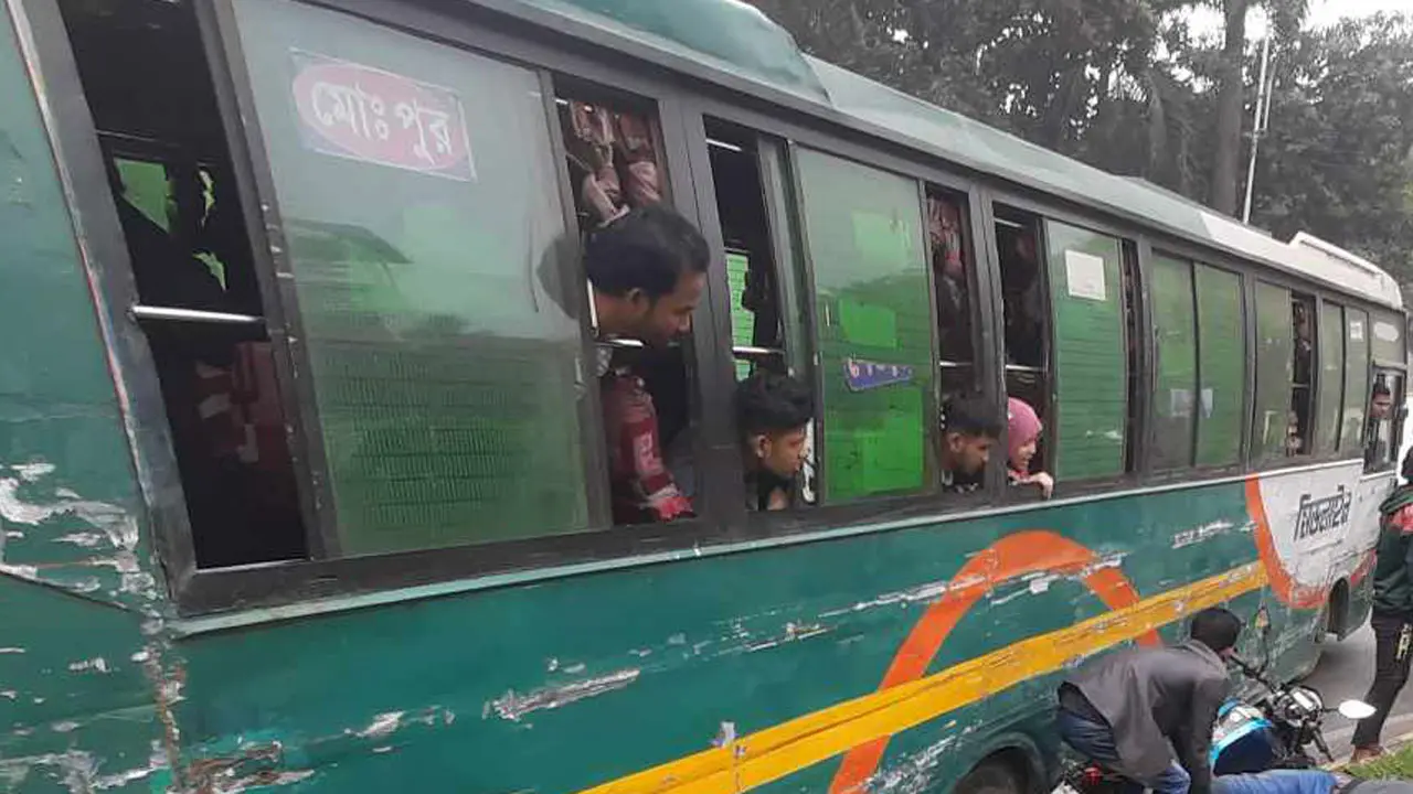 কদম ফোয়ারার সামনে মোটরসাইকেলকে চাপা দিল বাস