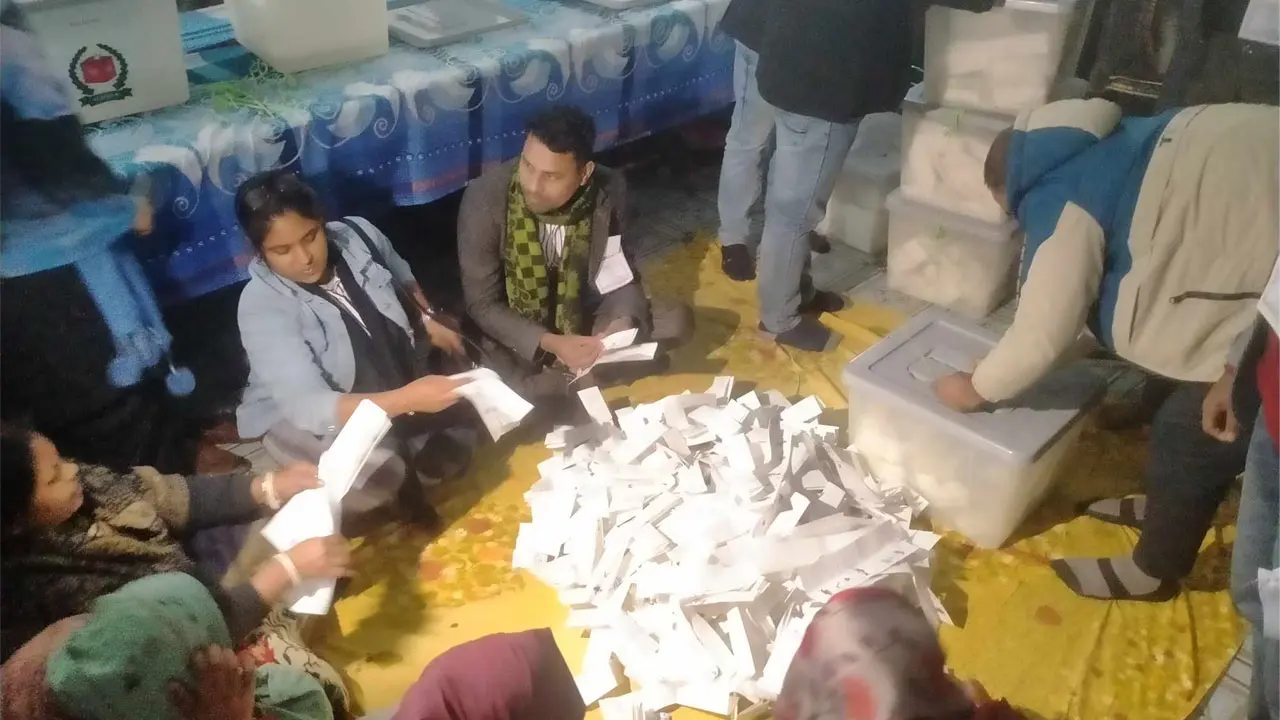চলছে ভোট গণনা, কে এগিয়ে কে পিছিয়ে