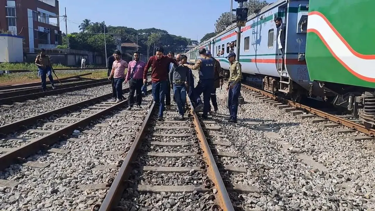 চট্টগ্রামে ট্রেনের ছাদ থেকে নাশকতাকারী সন্দেহে ২ যুবক আটক